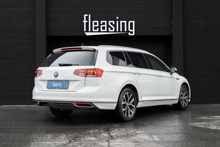 Hvid VW Passat fra 2021