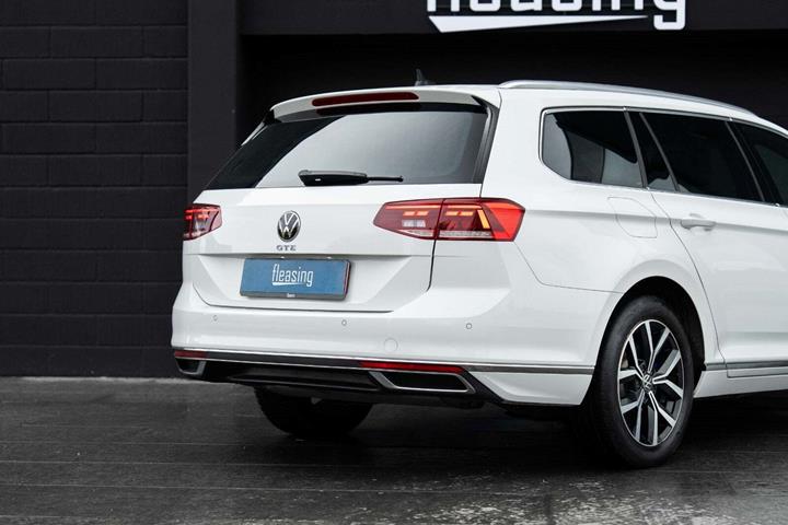 Hvid VW Passat fra 2021