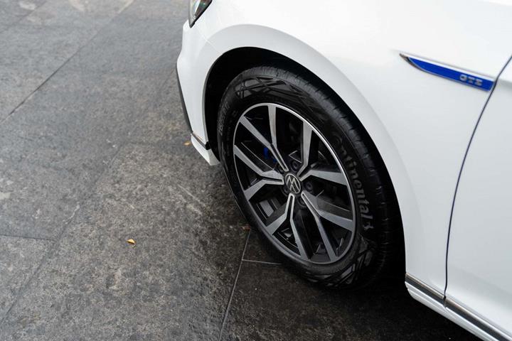 Hvid VW Passat fra 2021