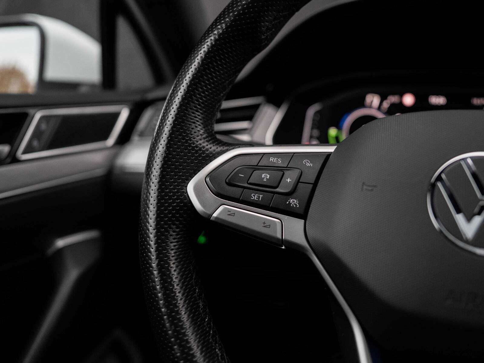 Hvid VW Passat fra 2021