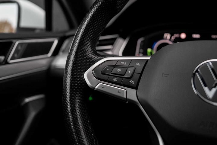 Hvid VW Passat fra 2021