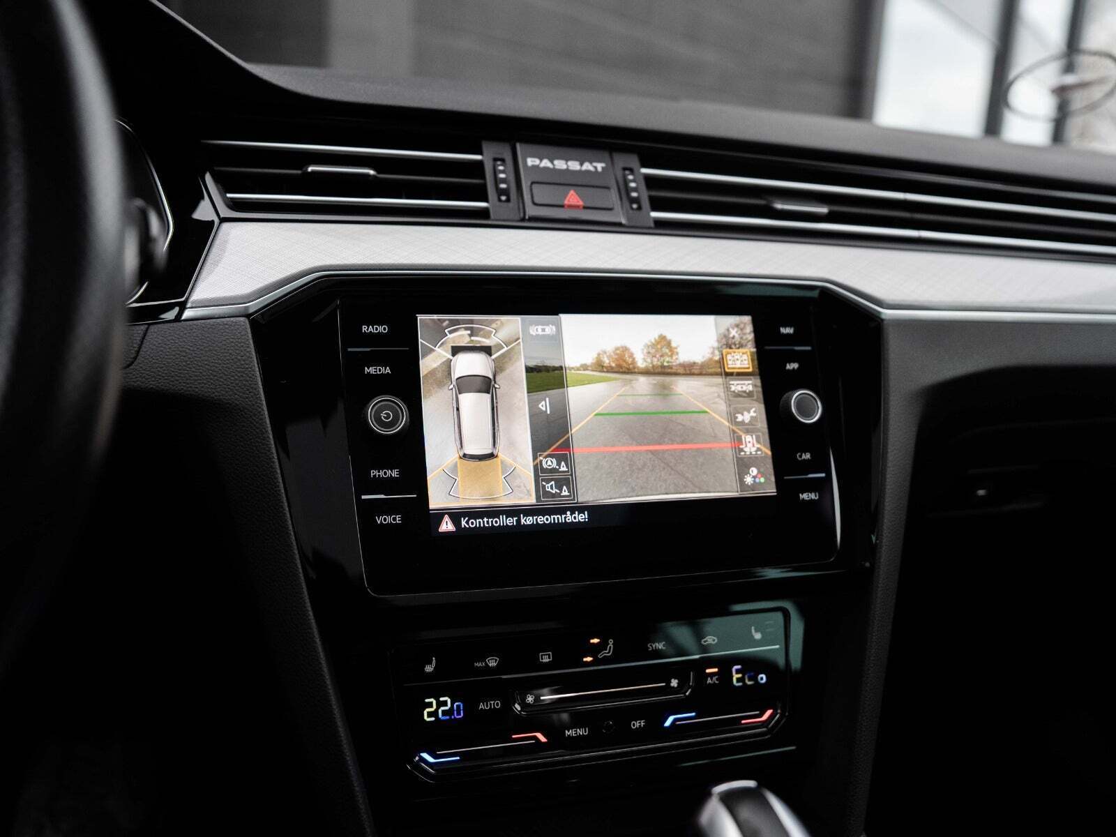 Hvid VW Passat fra 2021