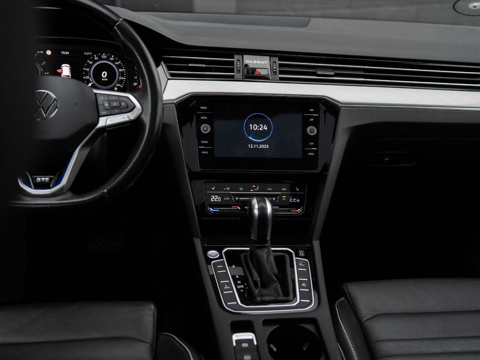 Hvid VW Passat fra 2021