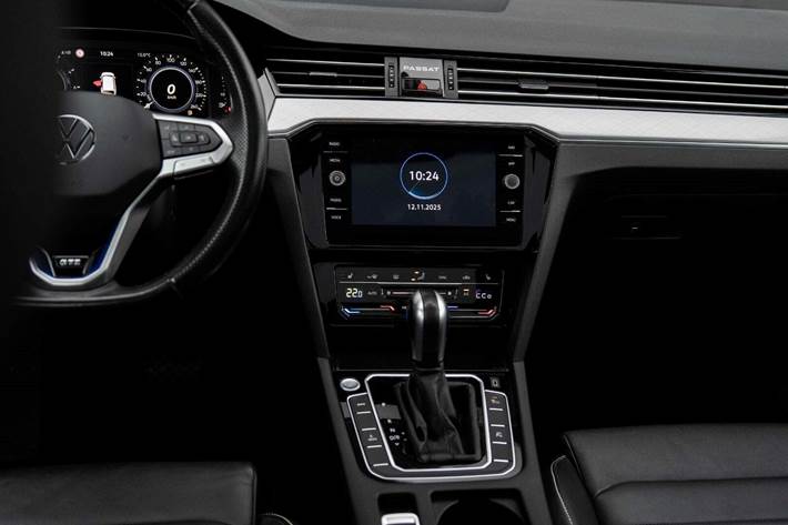 Hvid VW Passat fra 2021