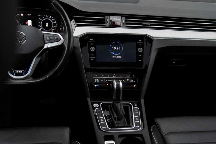 Hvid VW Passat fra 2021