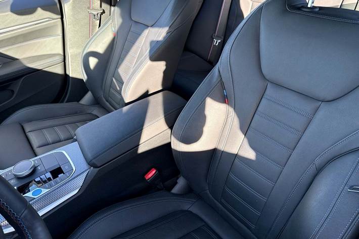 Grå BMW i4 fra 2025