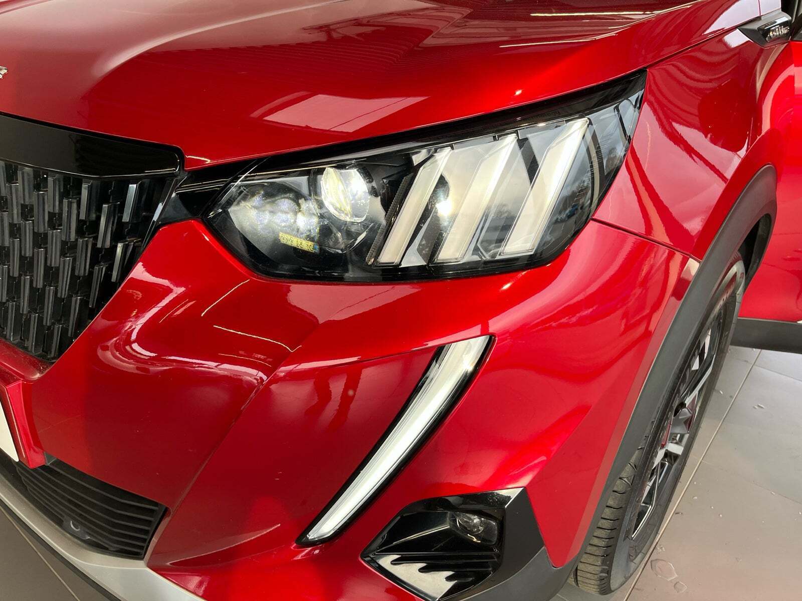 Rød Peugeot 2008 fra 2020