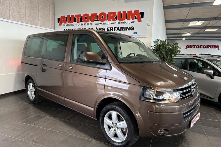 Brun VW Multivan fra 2012