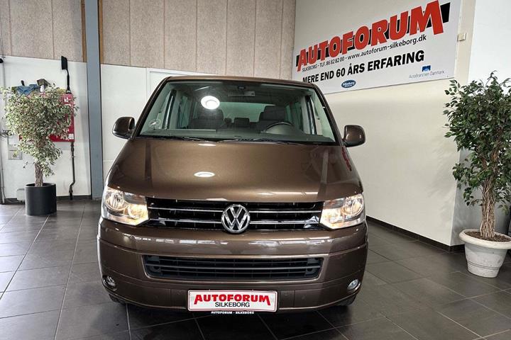 Brun VW Multivan fra 2012