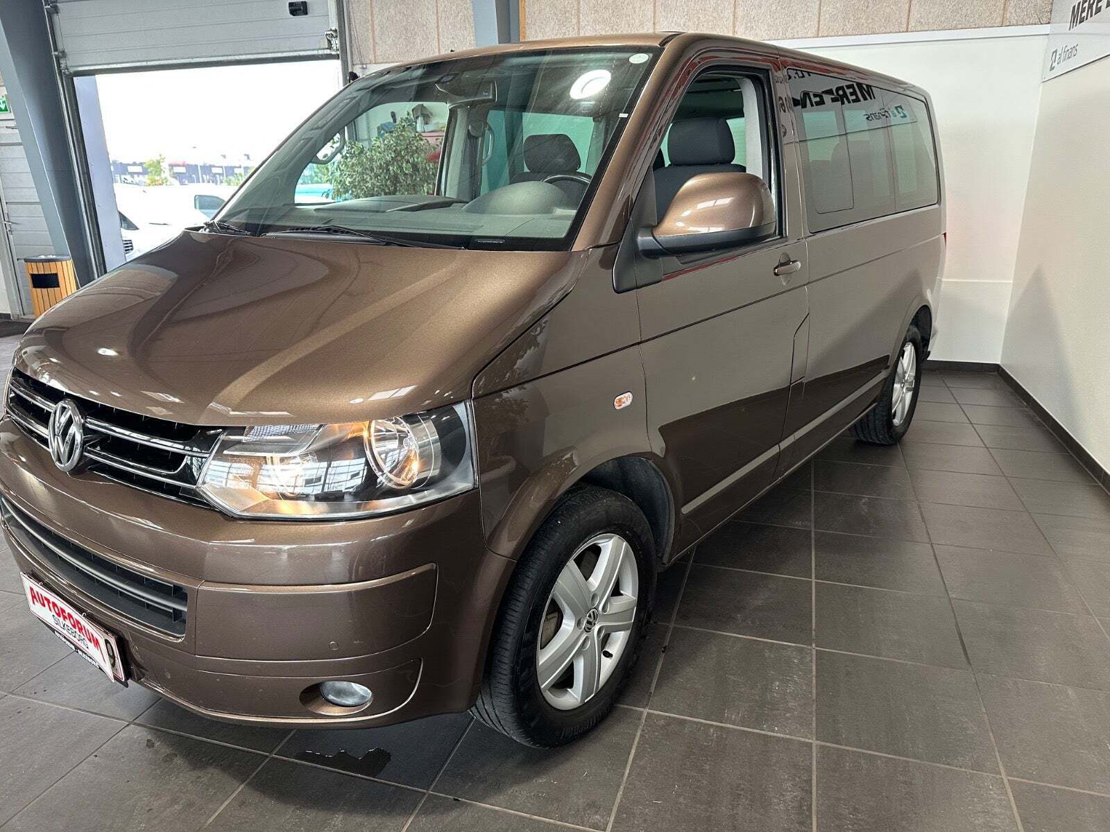 Brun VW Multivan fra 2012