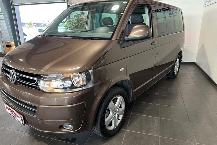 Brun VW Multivan fra 2012