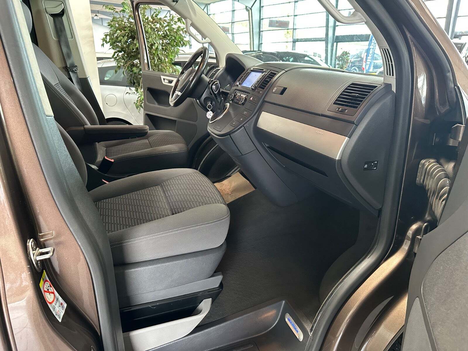 Brun VW Multivan fra 2012