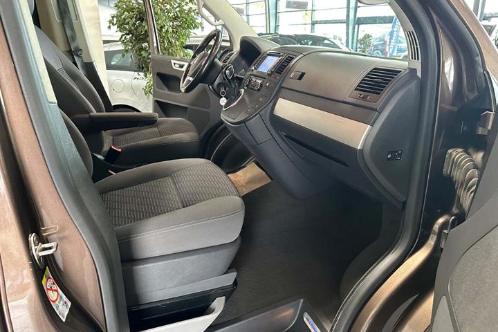 Brun VW Multivan fra 2012
