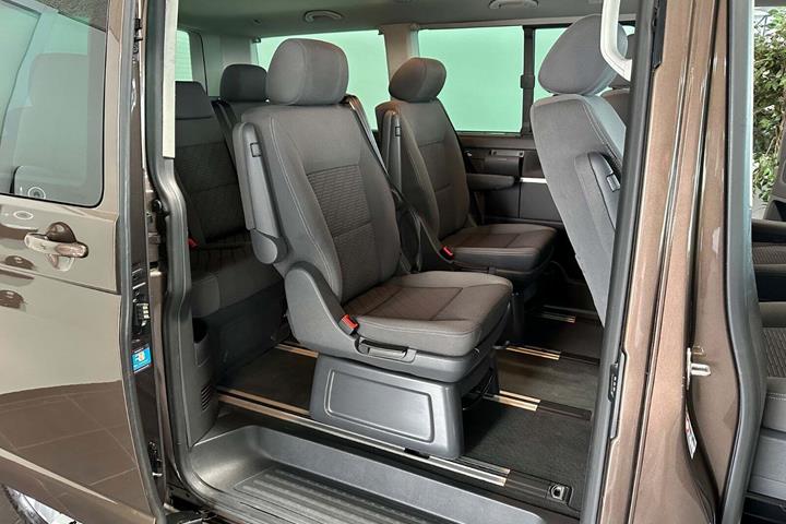 Brun VW Multivan fra 2012