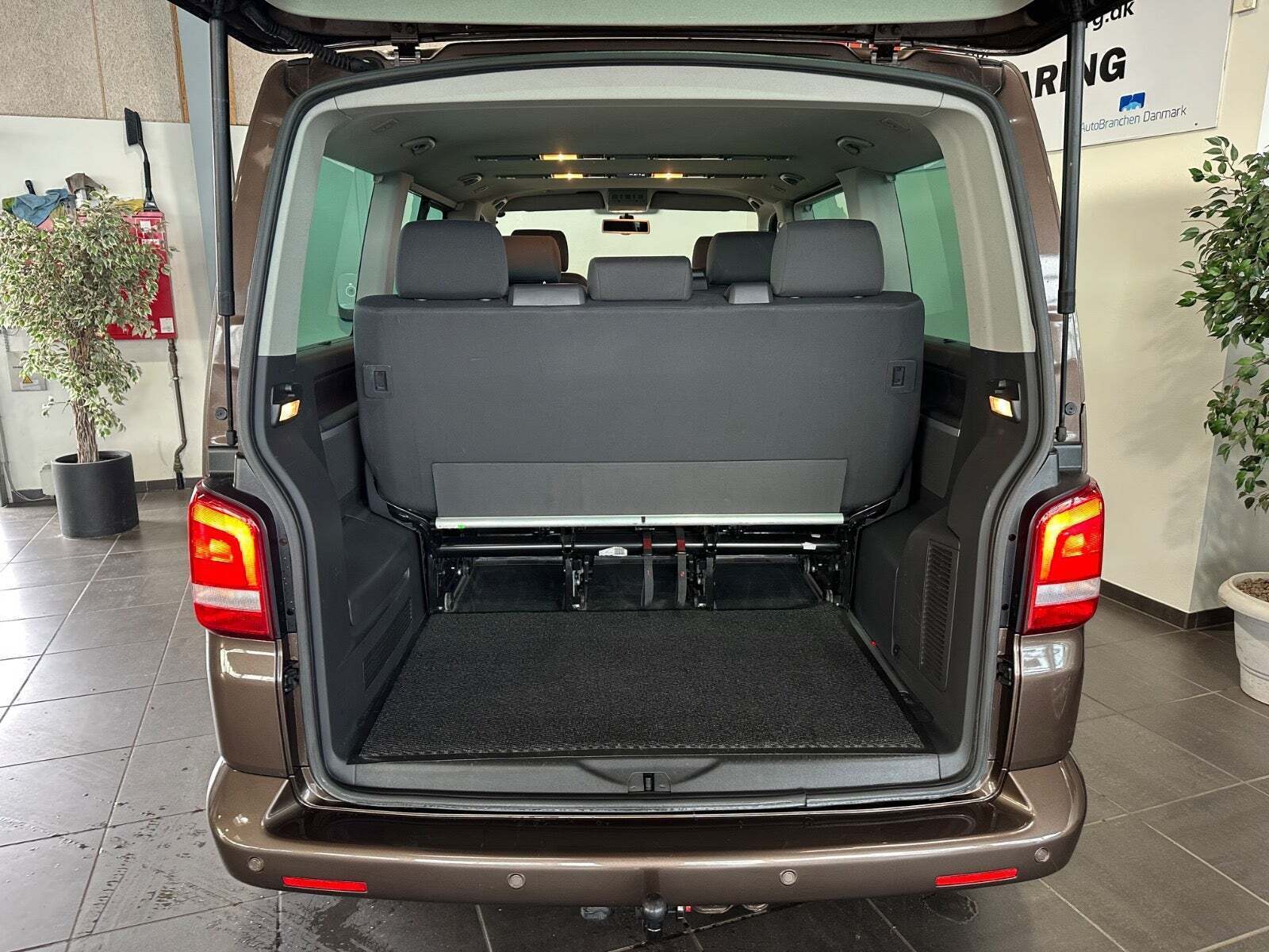 Brun VW Multivan fra 2012