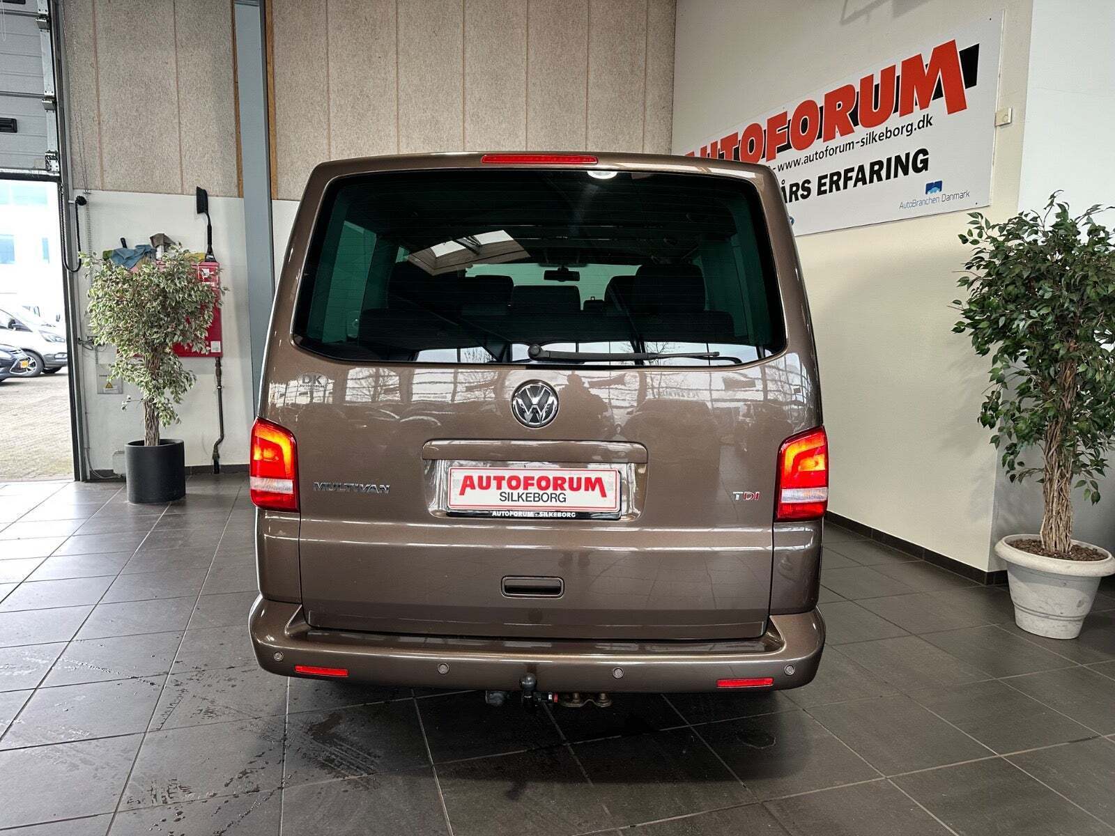 Brun VW Multivan fra 2012