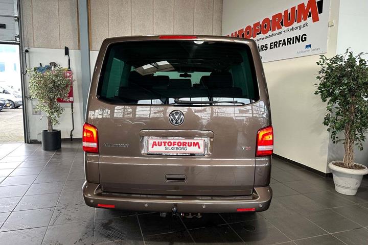 Brun VW Multivan fra 2012