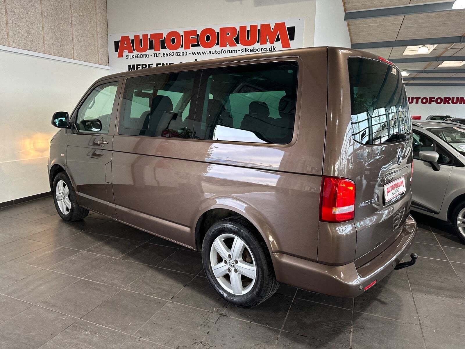Brun VW Multivan fra 2012