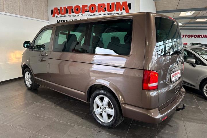 Brun VW Multivan fra 2012