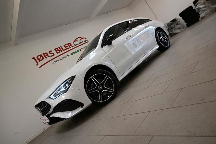 Hvid Mercedes CLA250 e fra 2024 set udefra