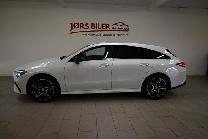 Hvid Mercedes CLA250 e fra 2024 set udefra