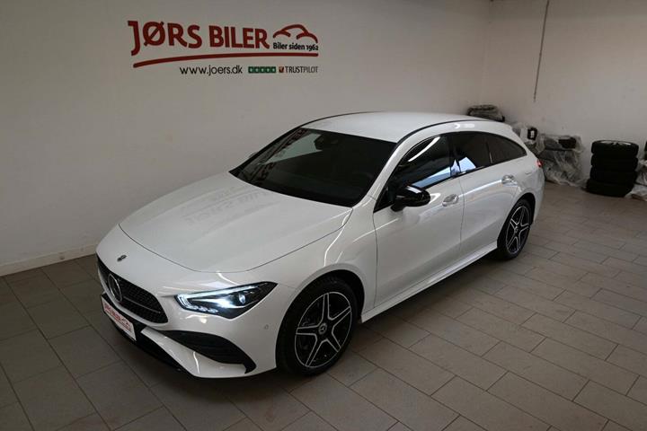 Hvid Mercedes CLA250 e fra 2024 set udefra