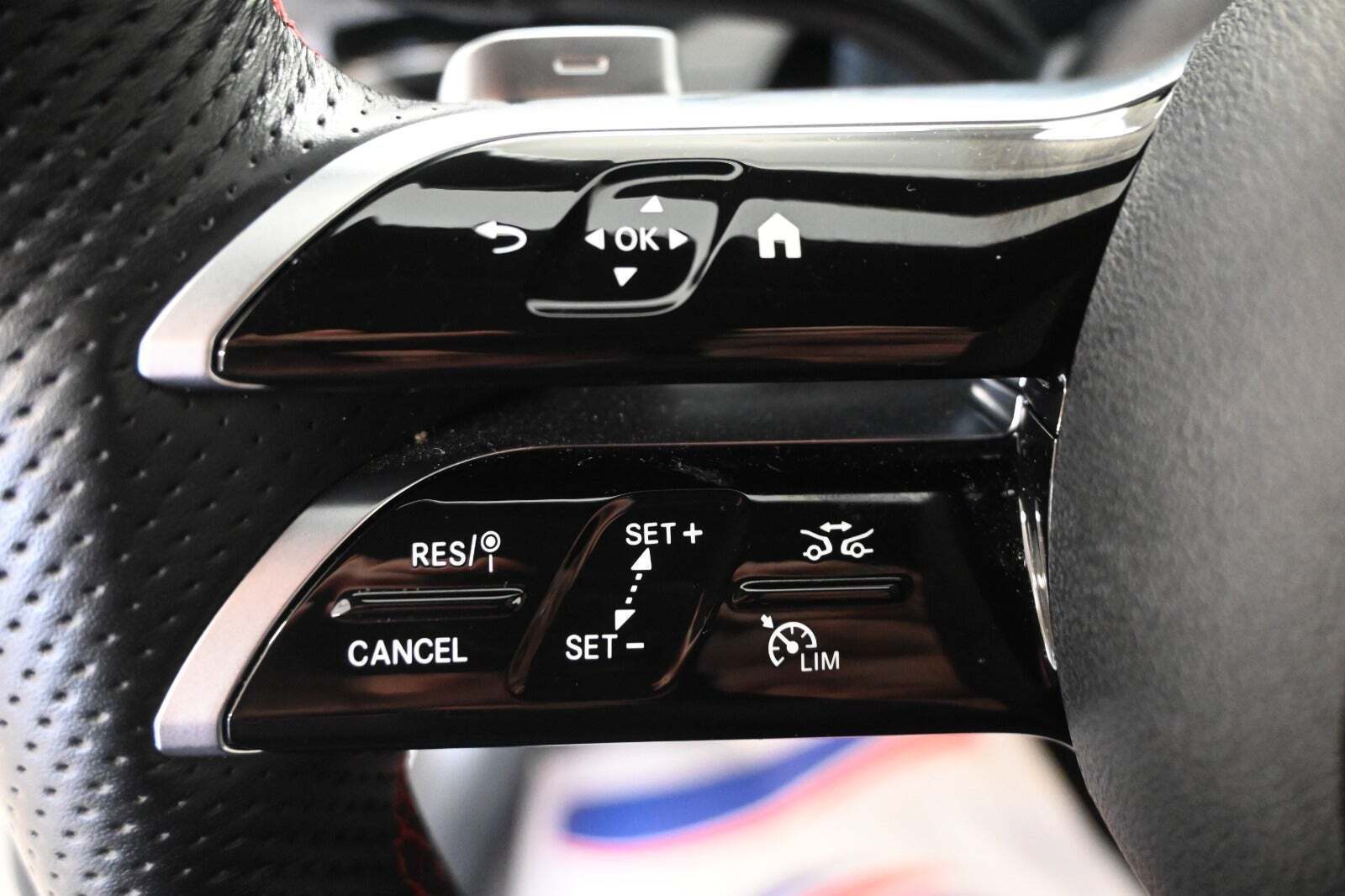 Hvid Mercedes CLA250 e fra 2024 set indefra
