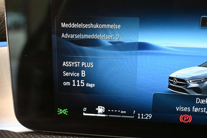 Hvid Mercedes CLA250 e fra 2024 set indefra