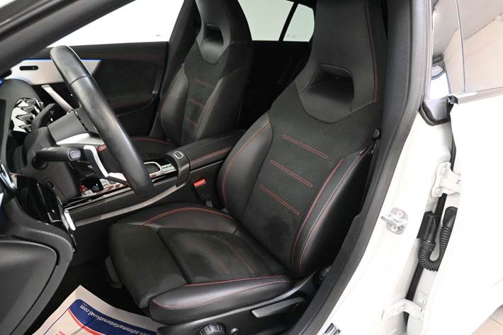 Hvid Mercedes CLA250 e fra 2024 set indefra