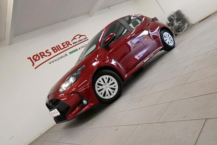 Grå Toyota Yaris fra 2021 set udefra