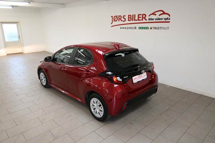 Grå Toyota Yaris fra 2021