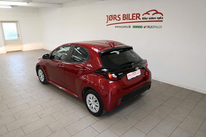 Grå Toyota Yaris fra 2021