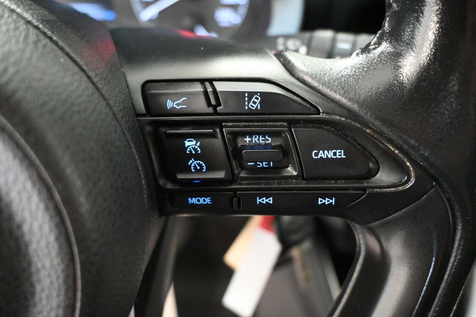 Grå Toyota Yaris fra 2021