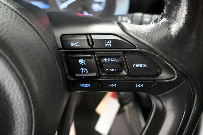 Grå Toyota Yaris fra 2021