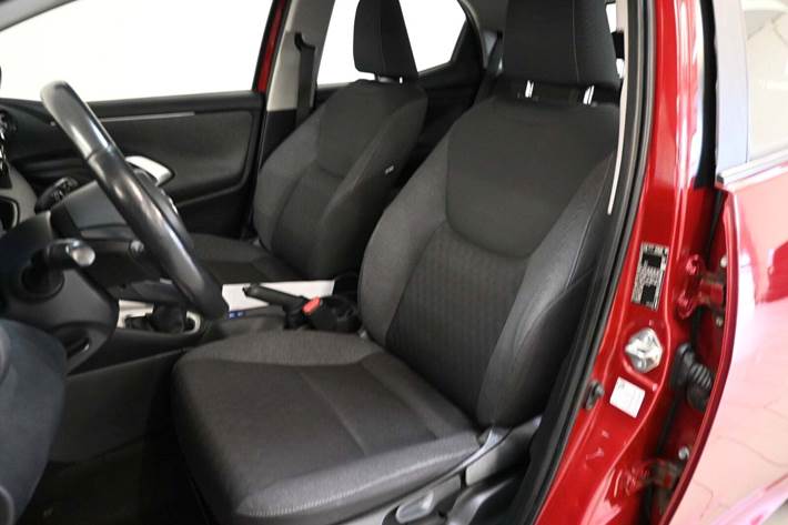 Grå Toyota Yaris fra 2021