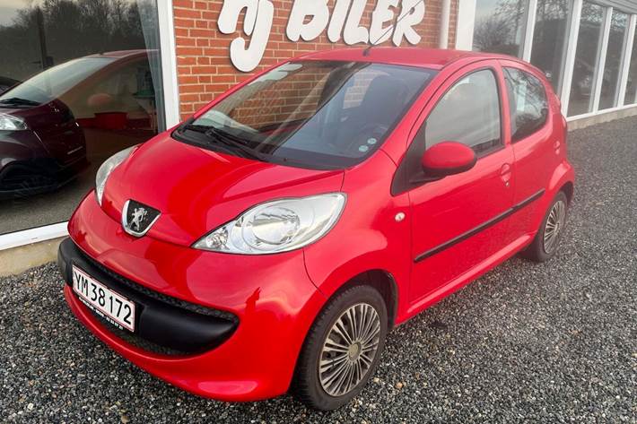 Rød Peugeot 107 fra 2007 set udefra