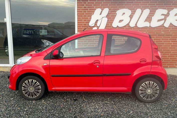 Rød Peugeot 107 fra 2007