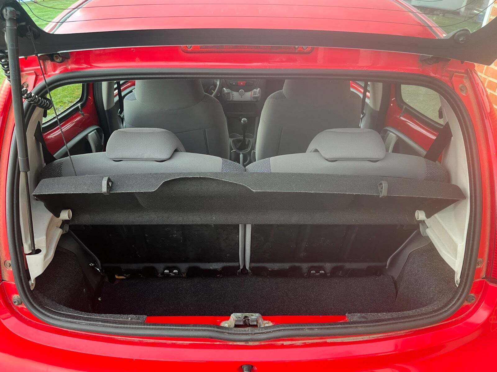 Rød Peugeot 107 fra 2007