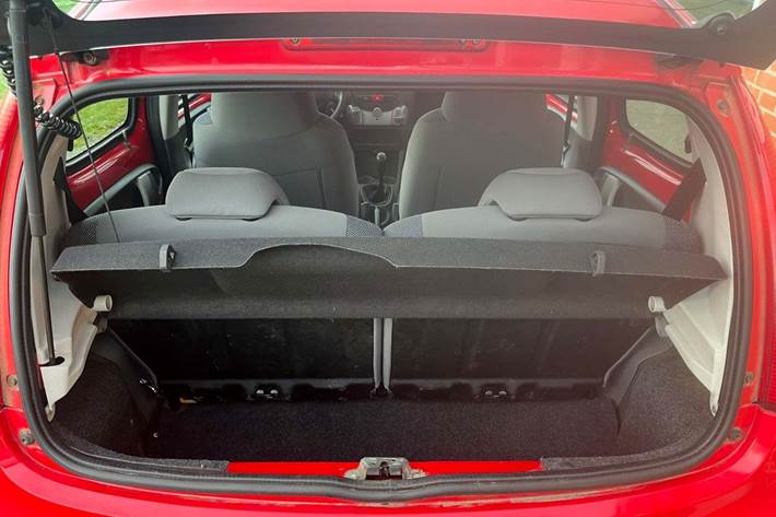 Rød Peugeot 107 fra 2007