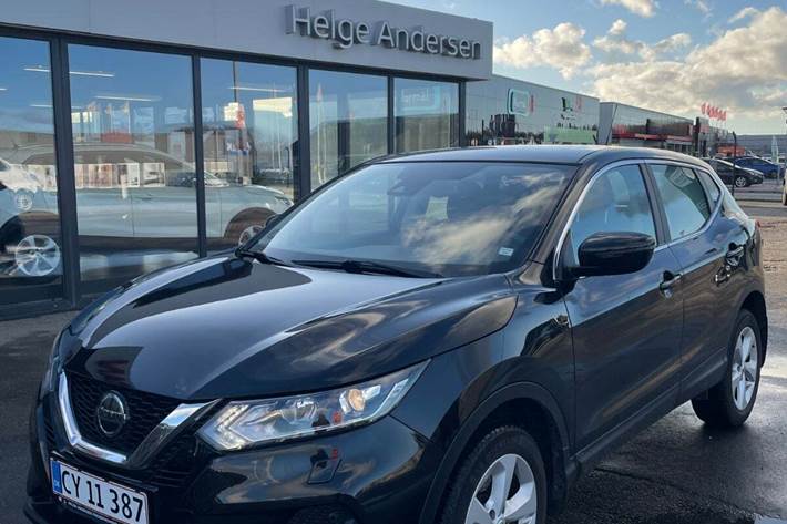 Sort Nissan Qashqai fra 2021 set udefra