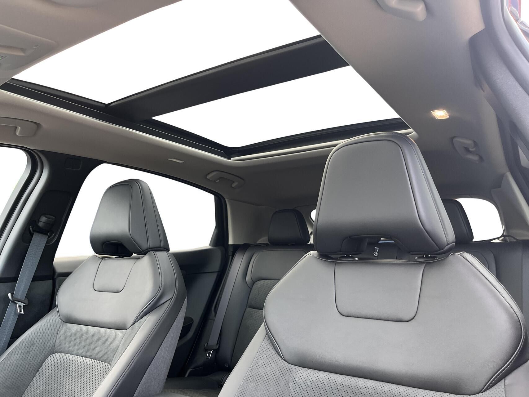 Grå Nissan Ariya fra 2025