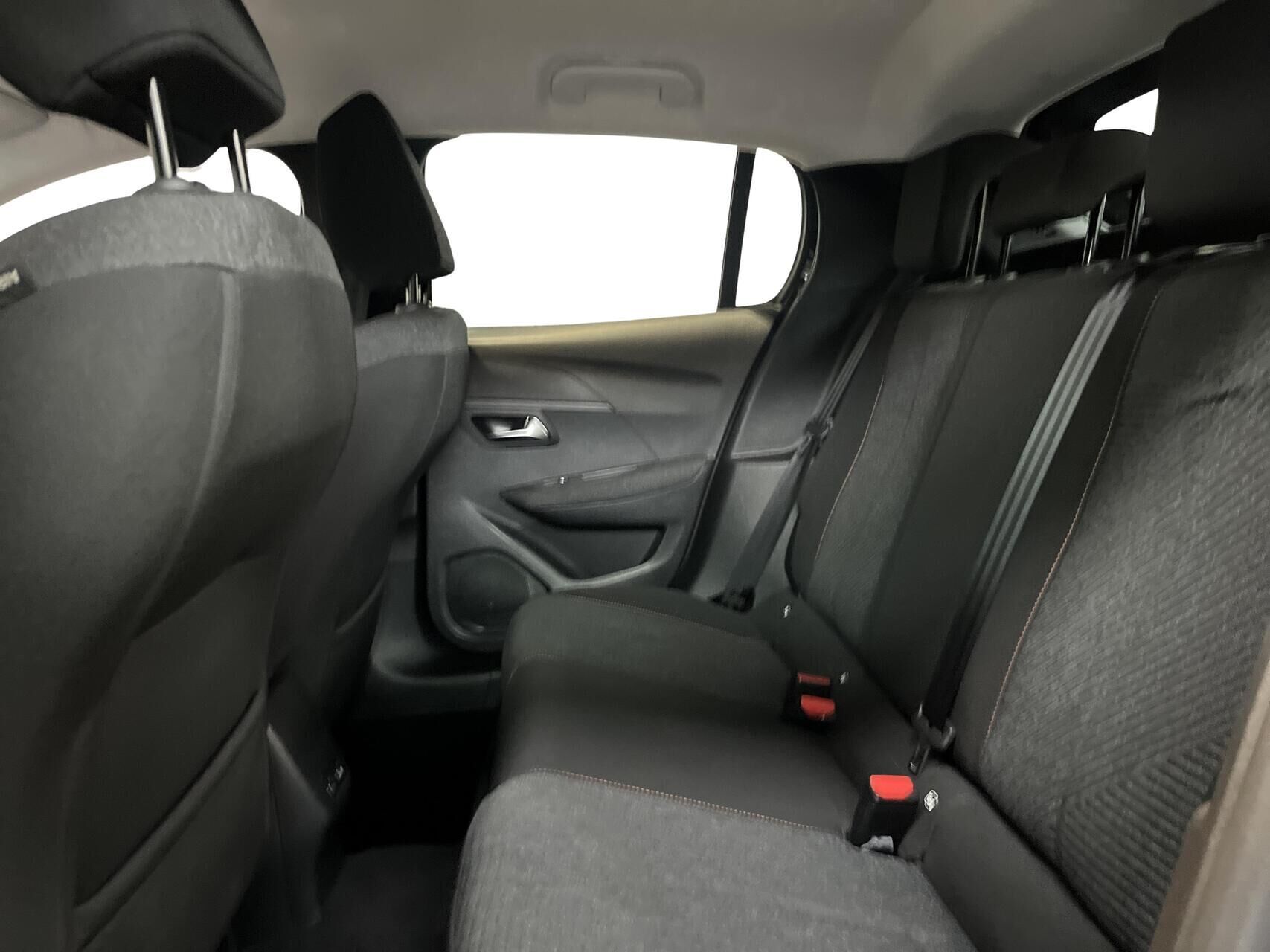 Sort Peugeot e-208 fra 2025