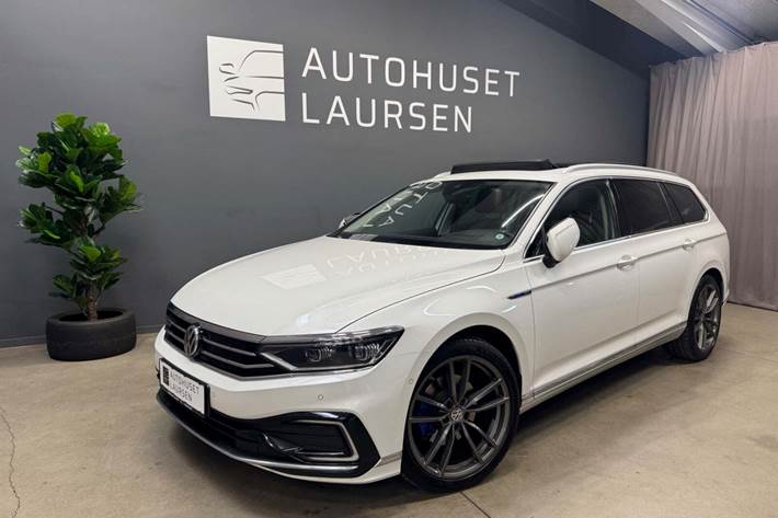 Hvid VW Passat fra 2020 set udefra