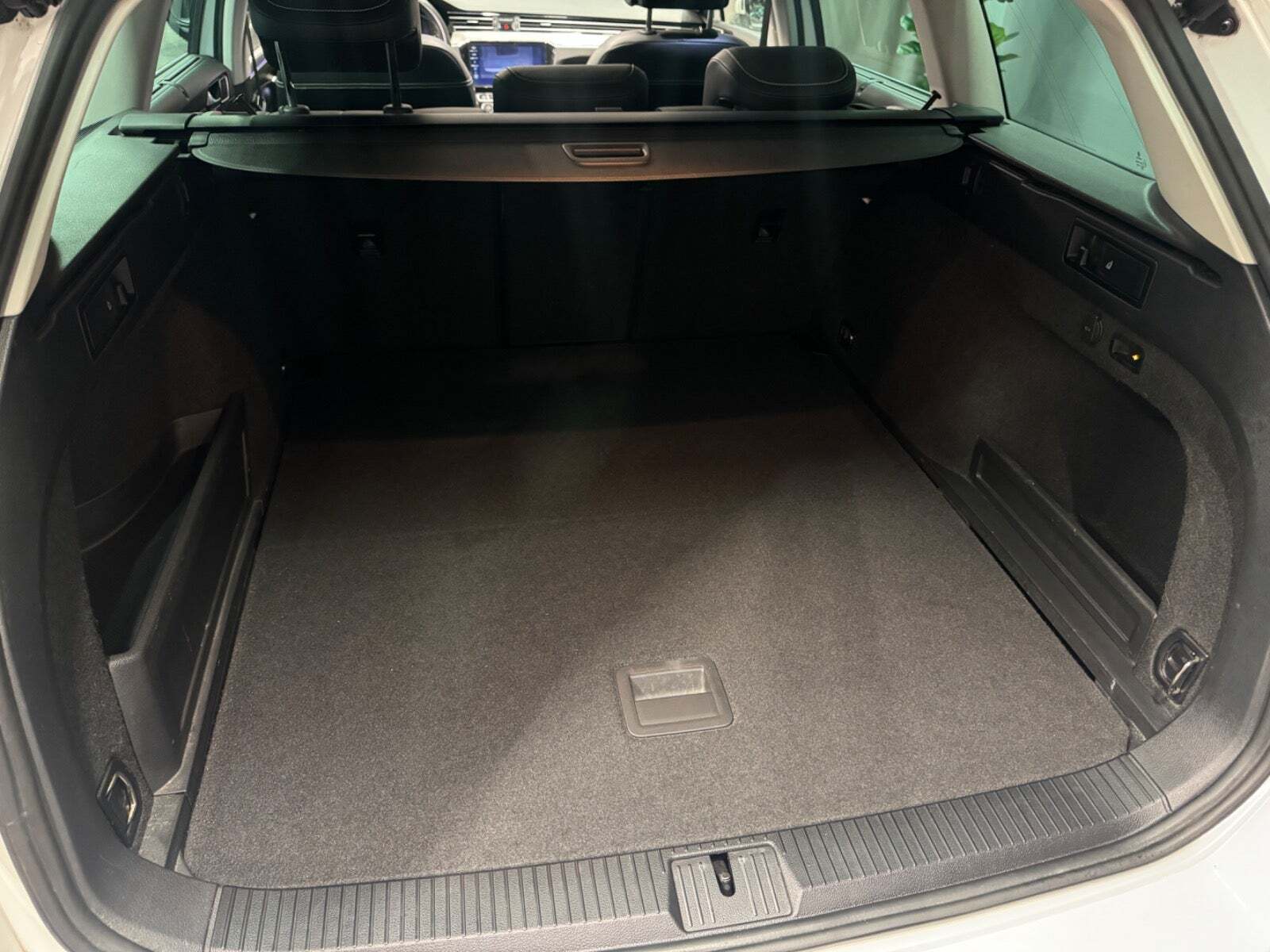 Hvid VW Passat fra 2020