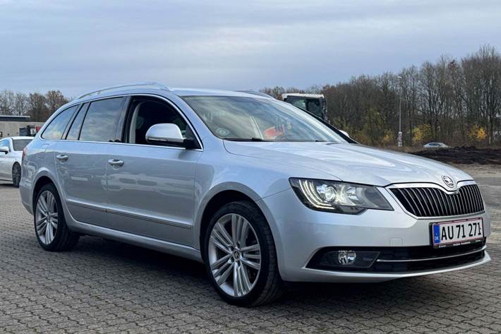 Sølv Skoda Superb fra 2015 set udefra