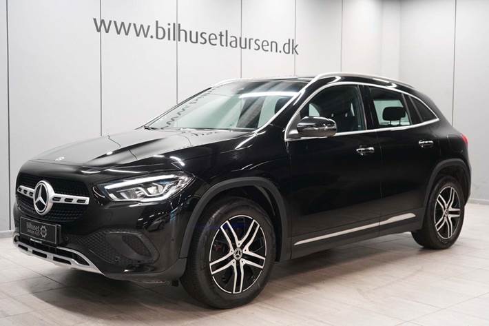 Sort Mercedes GLA250 e fra 2023 set udefra