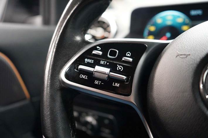 Sort Mercedes GLA250 e fra 2023 set indefra