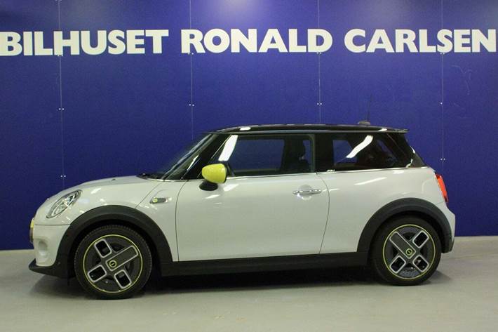 Sølv Mini Cooper SE fra 2020