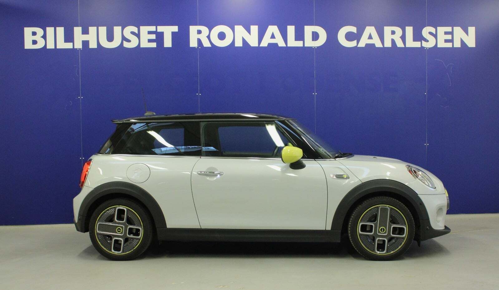 Sølv Mini Cooper SE fra 2020