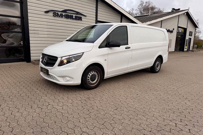 Hvid Mercedes Vito 114 fra 2020 set udefra